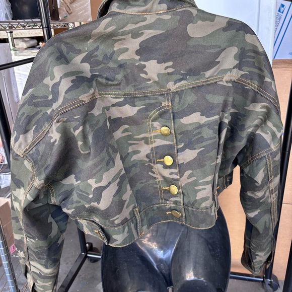 Essue Women’s Studded Button up Crop Camouflage Jacket!  Button detail Back! - Picture 7 of 10